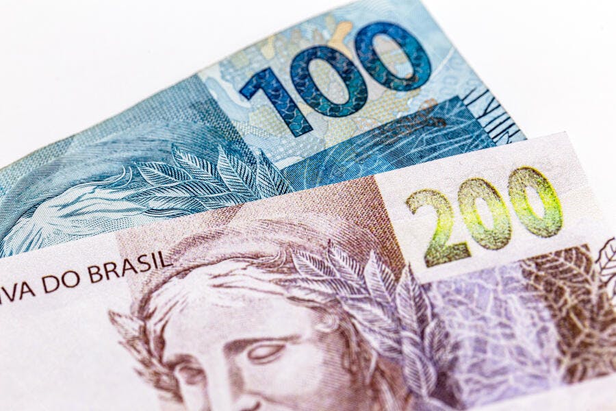Dinheiro brasileiro notas de 100 e 200 Reais closeup economia