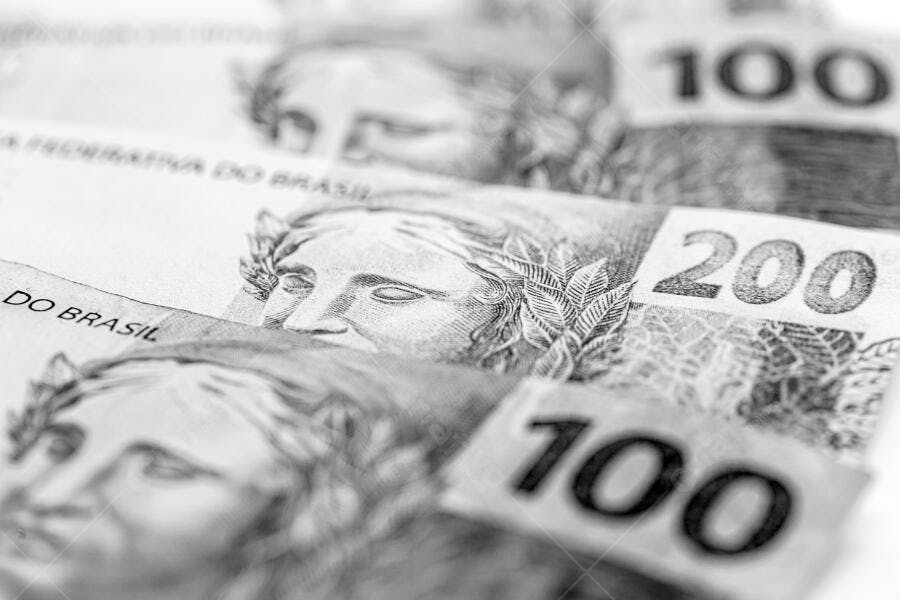 Notas de Real brasileiro de 100 e 200 em preto e branco com foco seletivo