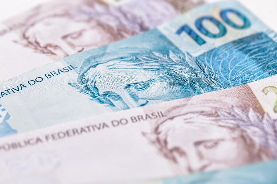 Cédulas de Real brasileiro nota de 100 Reais azul em close-up macro sobre dinheiro