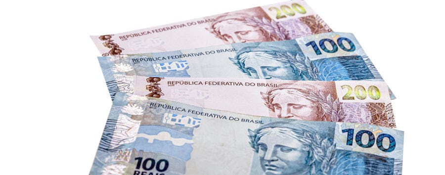 Cédulas de Real brasileiro R$100 e R$200 dinheiro em fileira