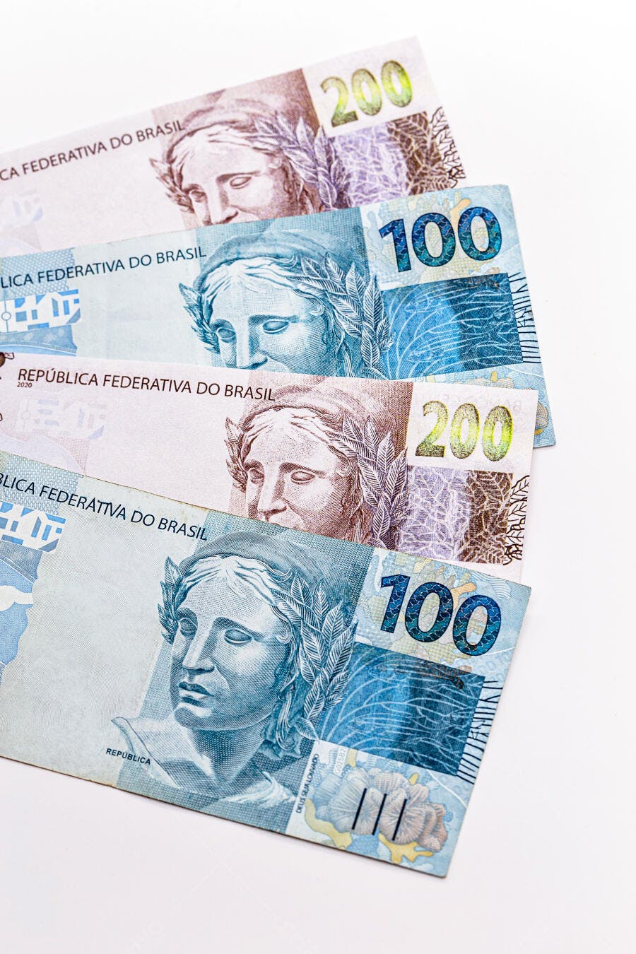 Brazilian Reais notas de cem e duzentos dinheiro em fundo branco