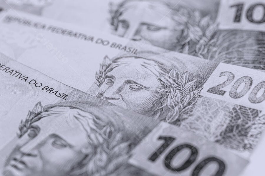 Notas de 100 e 200 Reais brasileiros dinheiro cinza closeup economia e finanças