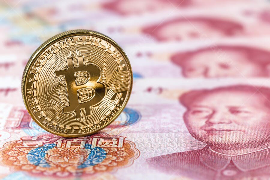 Bitcoin dourado sobre notas de Yuan chinês com retrato de Mao Zedong financeiro