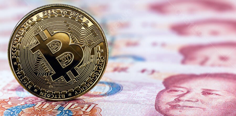 Bitcoin dourado sobre notas de Yuan chinês economia digital