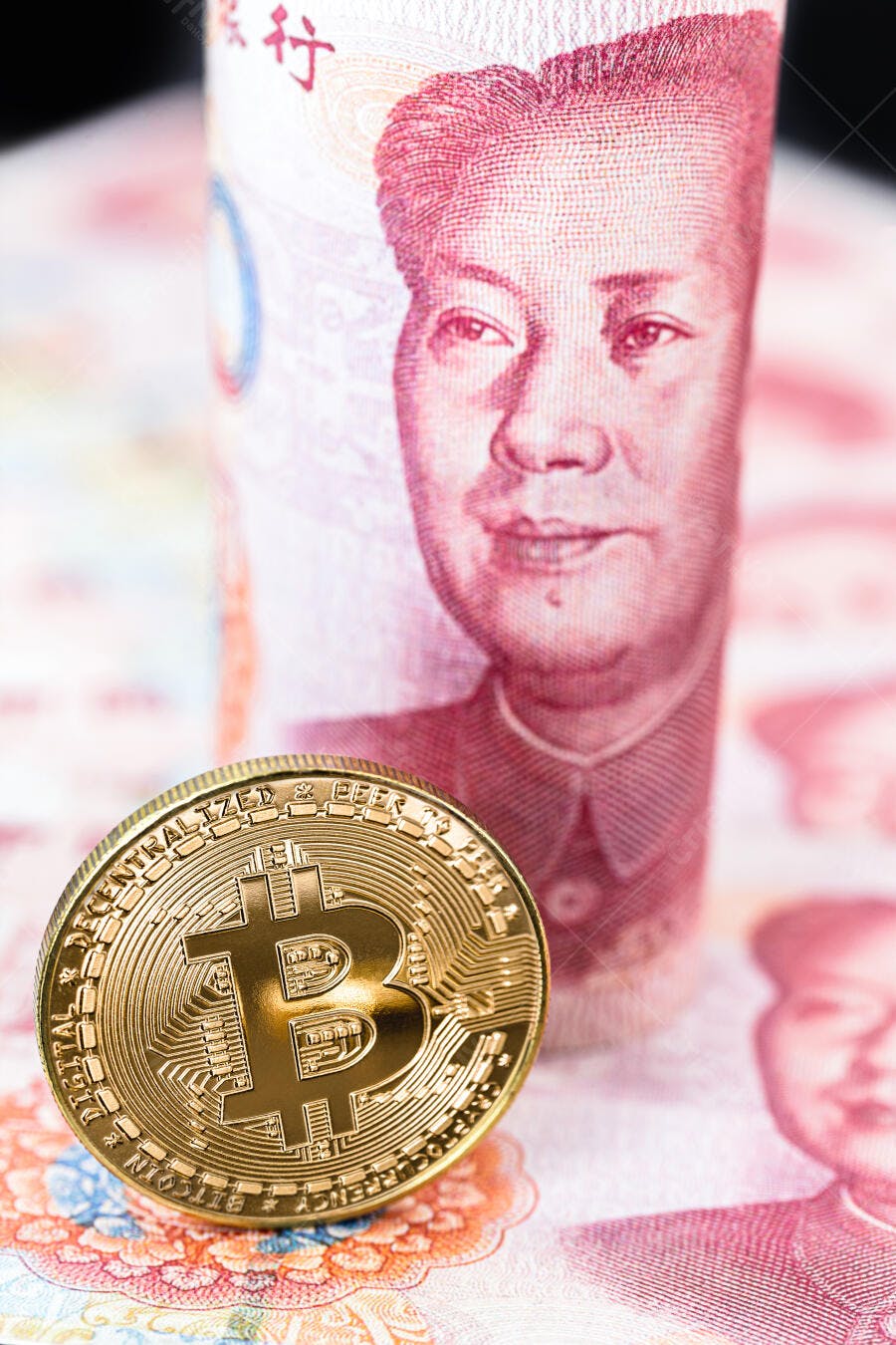 Bitcoin dourado e Yuan chinês vermelho enrolado comparando mercados financeiros