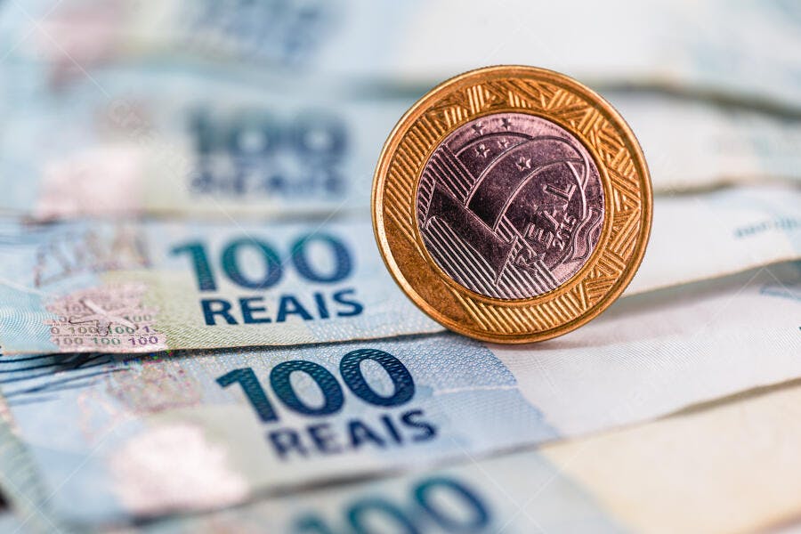 Moeda de 1 real sobre notas de 100 reais dinheiro brasileiro economia