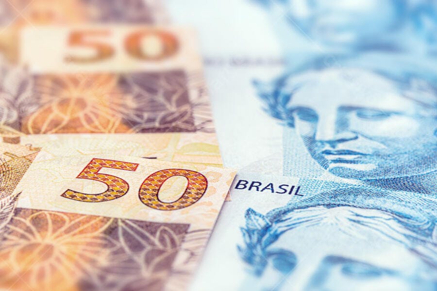 Cédulas de 50 Reais brasileiras close-up com números laranjas e Efígie da República azul