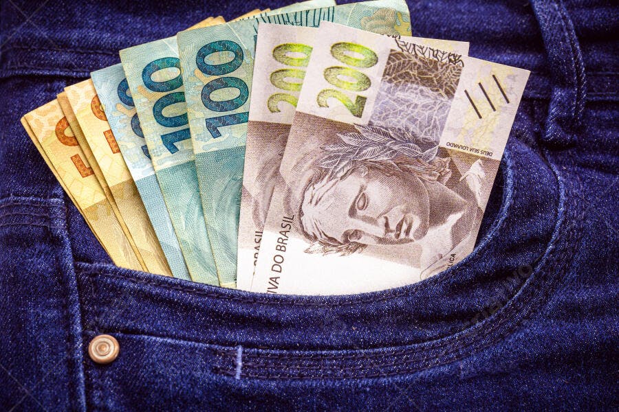 Dinheiro Real Brasileiro nas notas de 50 100 e 200 reais no bolso da calça jeans