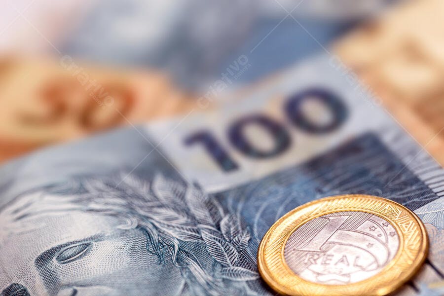 Dinheiro brasileiro notas de 100 e 50 reais e moeda de 1 real azul dourado