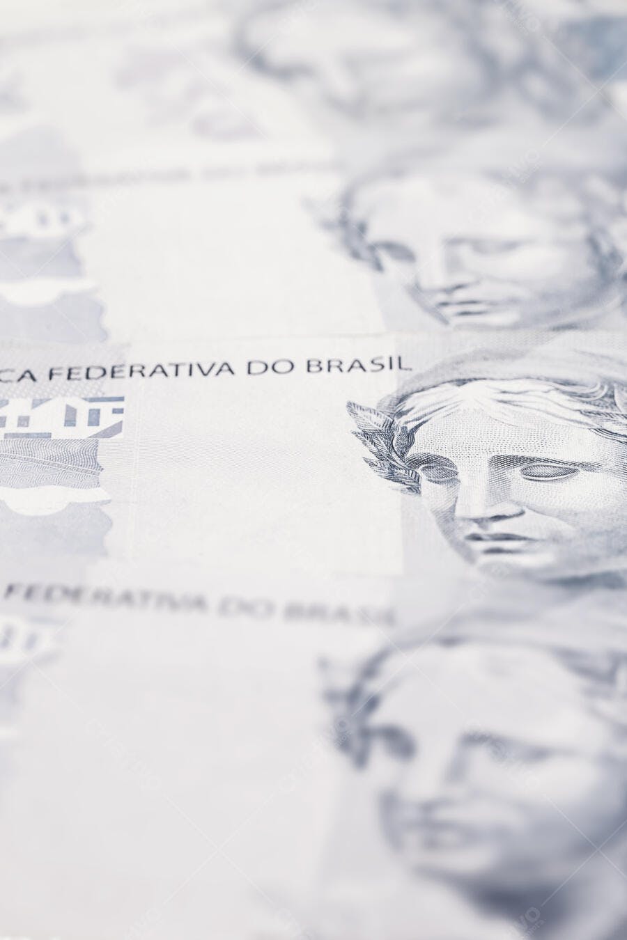 Notas de Real brasileiras em close-up com efígie feminina e tons neutros