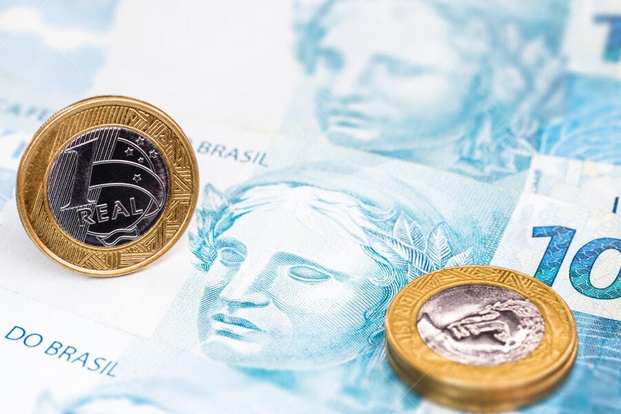 Dinheiro brasileiro moedas de 1 Real e notas de 10 Reais em close-up