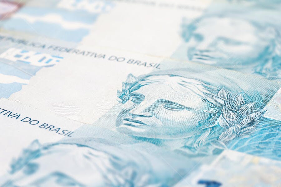 Cédulas de Real brasileiro em close-up detalhes da Efígie da República