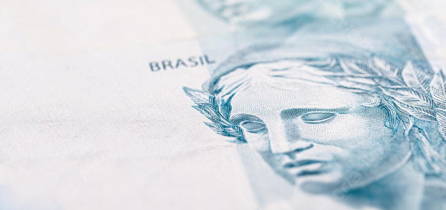 Cédula de real brasileira com a efígie da república e a palavra Brasil em destaque