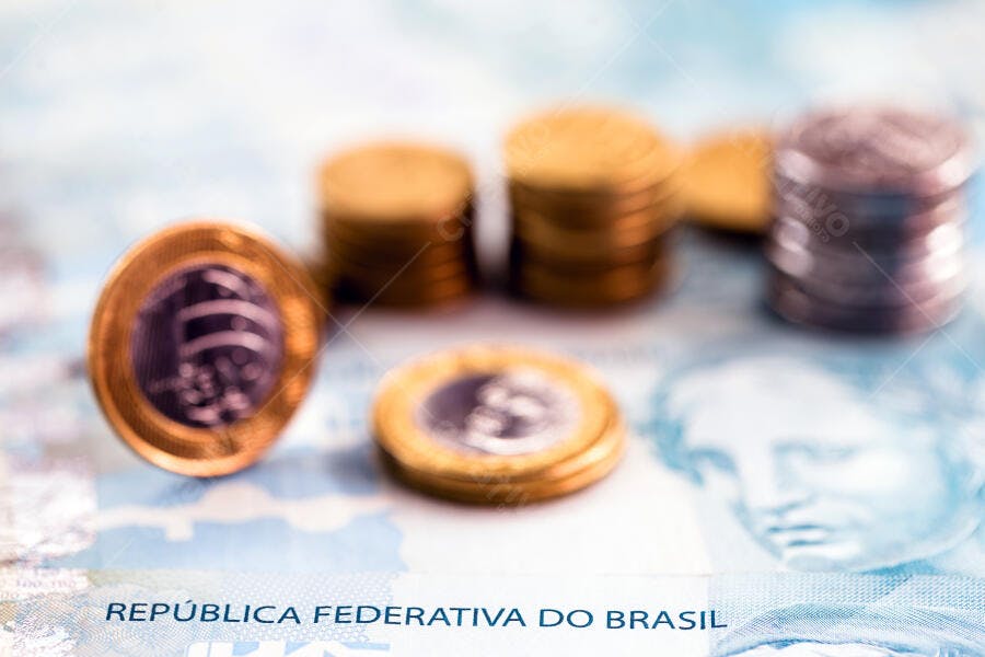 Moedas e notas de Real brasileiro dinheiro e economia conceito