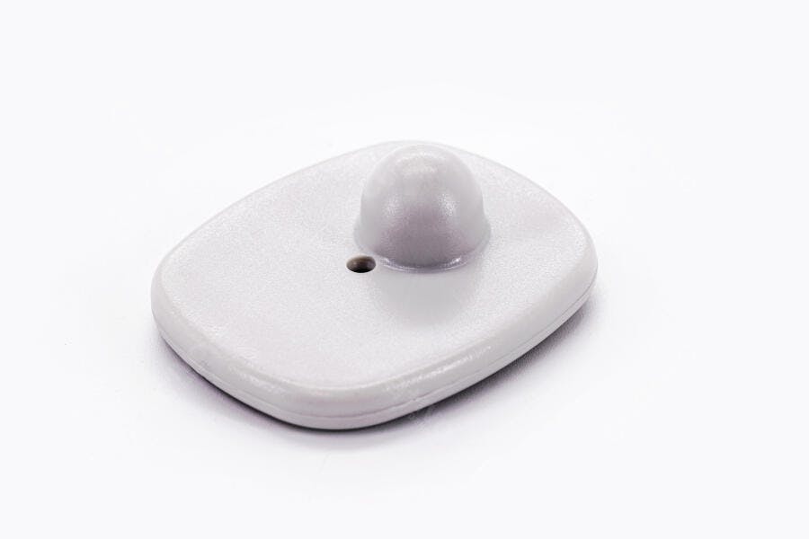 Etiqueta de segurança antifurto cinza para roupas em fundo branco