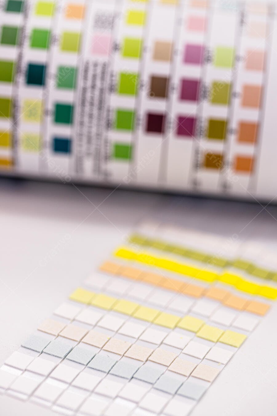Tiras de teste médico coloridas para análise de urina em laboratório
