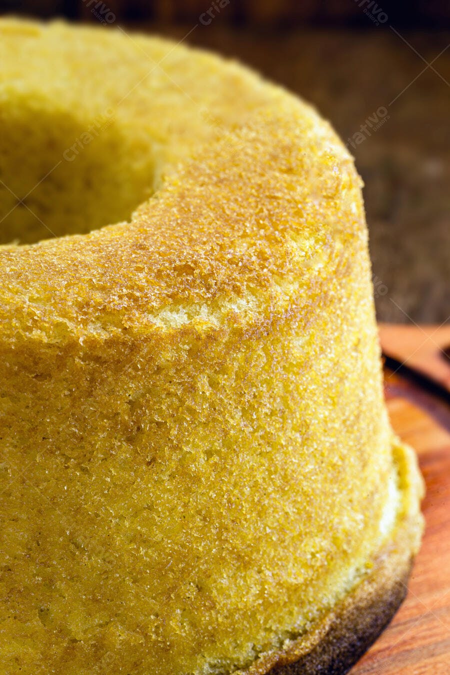 Bolo de fubá amarelo caseiro recém-assado em close-up