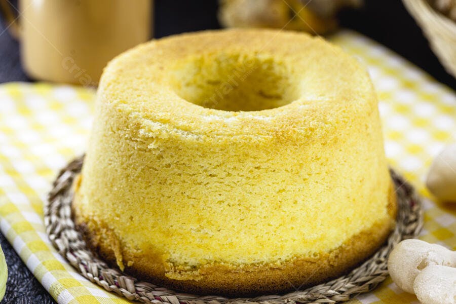 Bolo de milho macio dourado sobre toalha xadrez amarela
