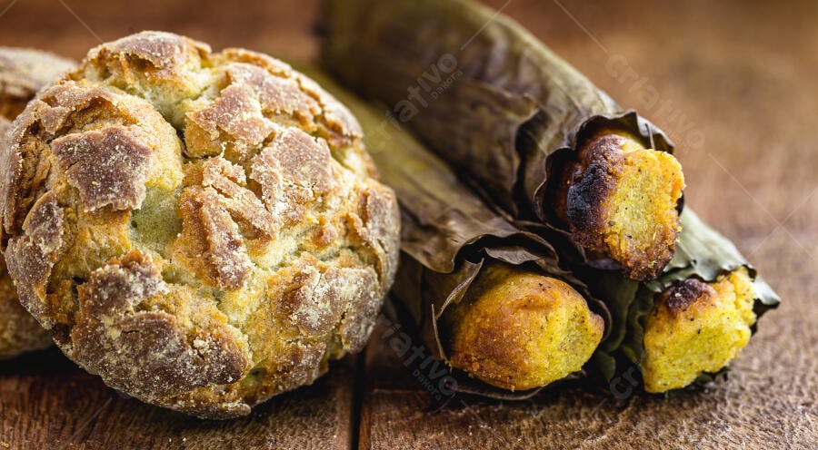 Pamonha e pão de milho em mesa rústica culinária brasileira