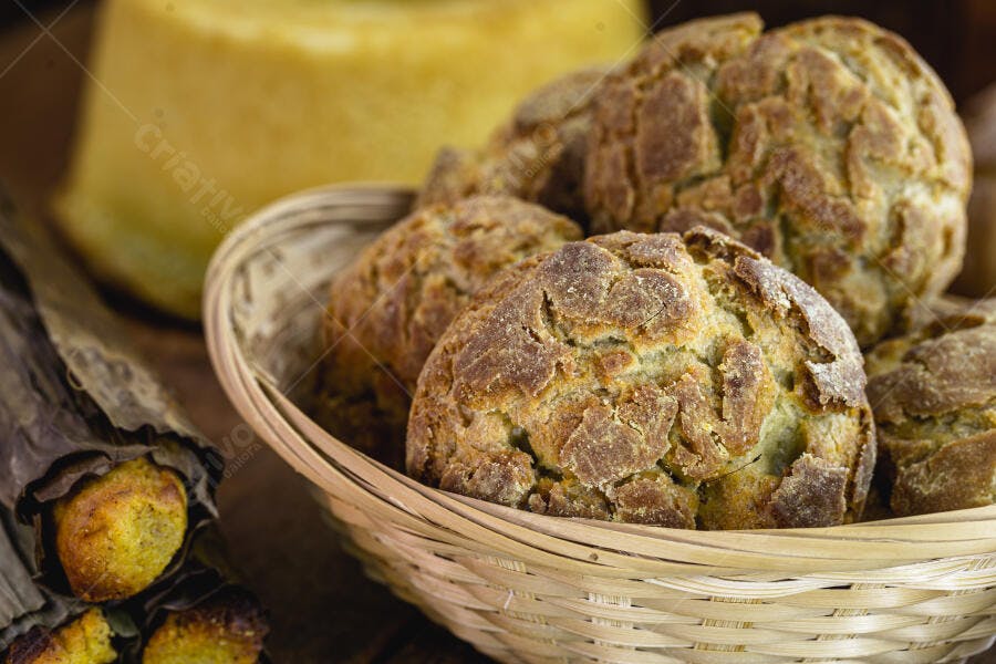 Pães de queijo rústicos em cesta de palha e queijo no fundo culinária mineira