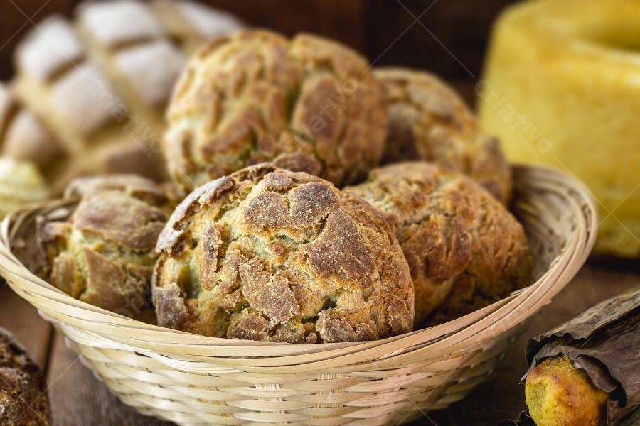 Pães rústicos de fermentação natural em cesta de palha com fundo desfocado