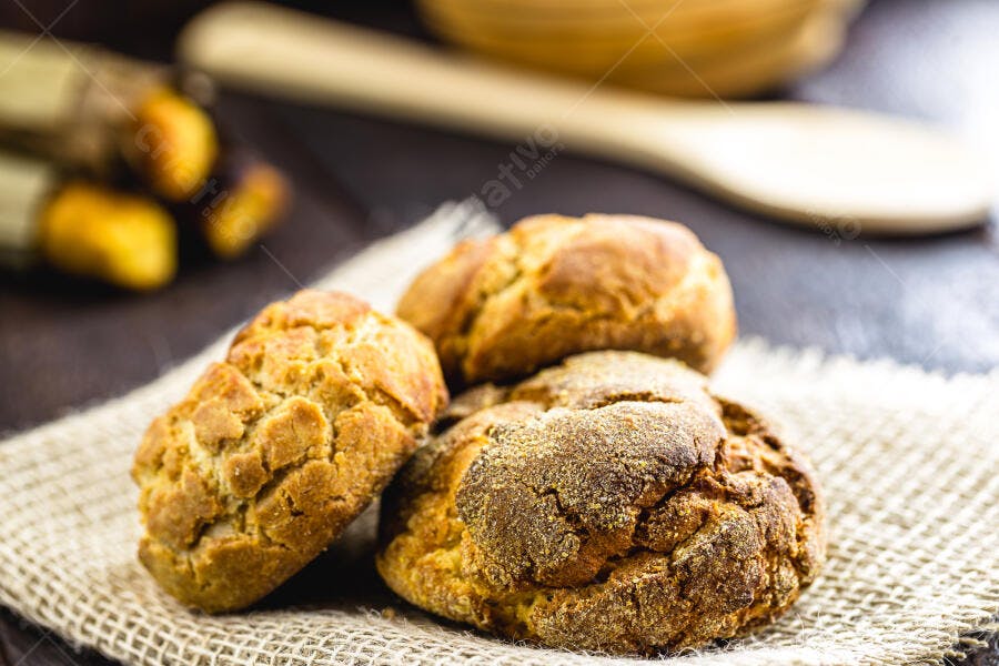 Pães de milho rústicos em tecido de juta para café da manhã caseiro