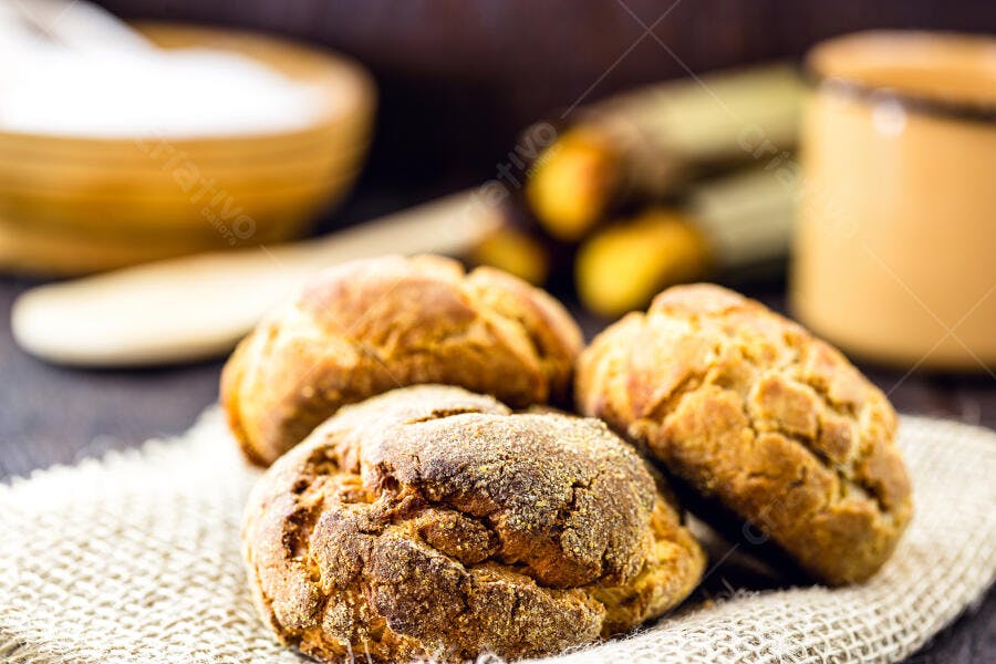 Pães de queijo rústicos recém assados em mesa de café da manhã