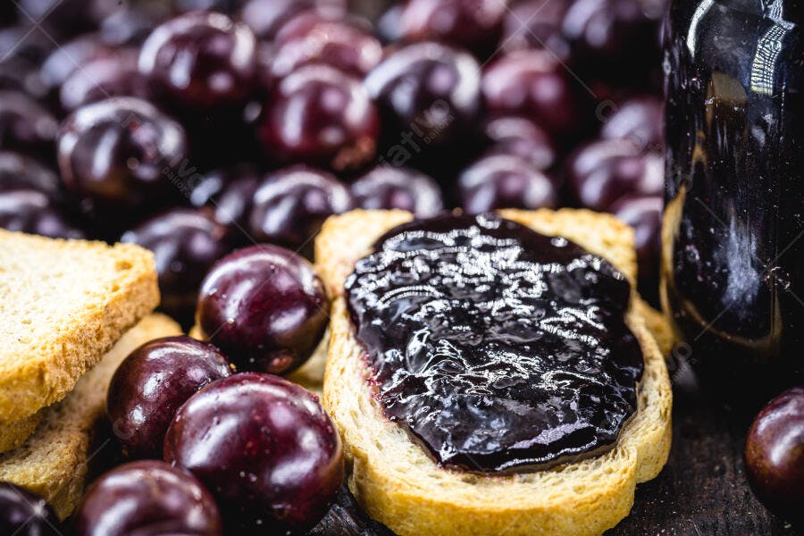 Torrada com geleia de jabuticaba e frutas frescas pote de vidro