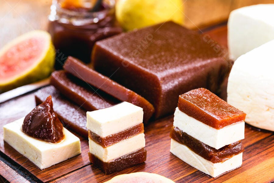 Goiabada com queijo minas Romeu e Julieta sobre tábua rústica de madeira