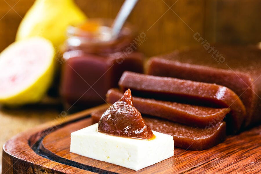Sobremesa Romeu e Julieta queijo branco com goiabada em barra fatiada