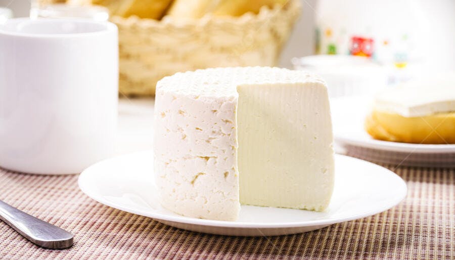 Queijo minas frescal branco em prato redondo para café da manhã
