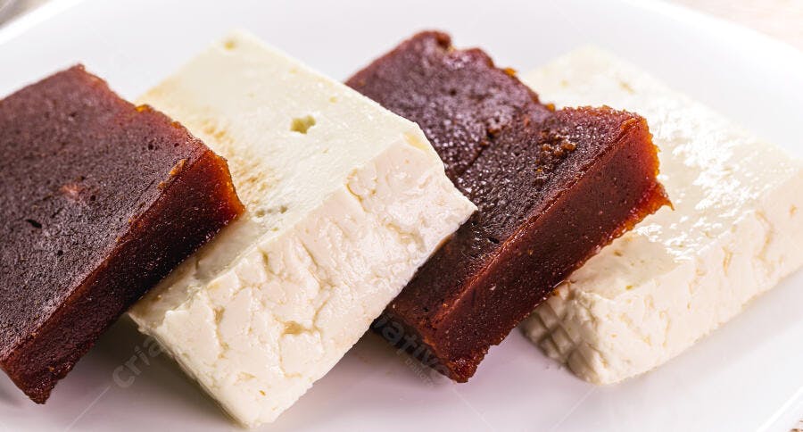 Goiabada e queijo minas fatiados em prato branco sobremesa Romeu e Julieta