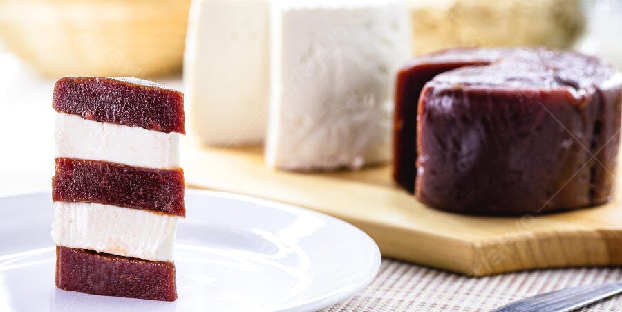 Sobremesa Romeu e Julieta com queijo minas e goiabada à vista