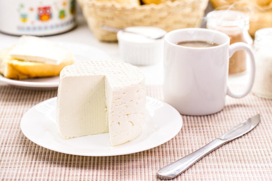 Queijo fresco branco na mesa de café da manhã com café e torrada
