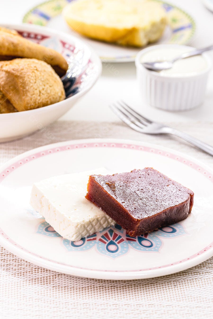 Queijo minas e doce de goiaba Romeu e Julieta em prato decorado