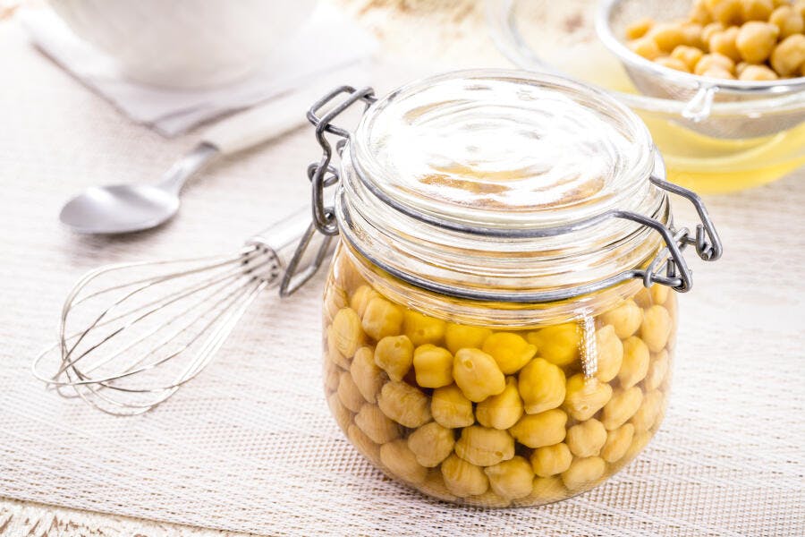 Pote de vidro com grão de bico cozido ingredientes de cozinha saudável