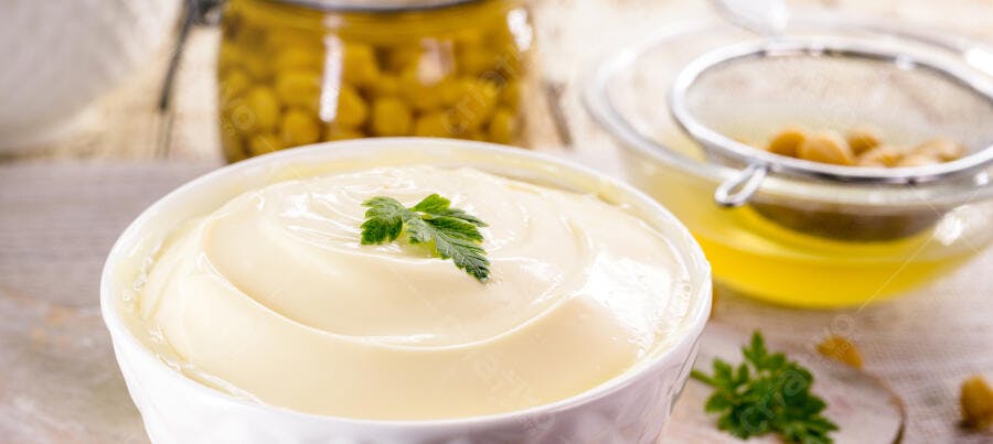 Maionese vegana cremosa de aquafaba com salsa fresca em tigela branca