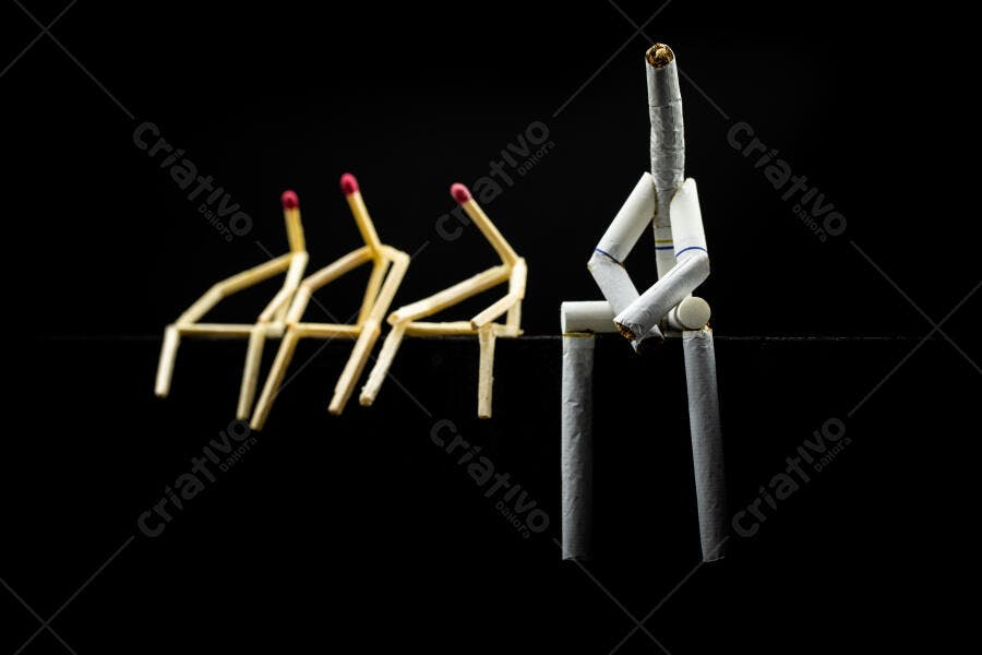 Fósforos e cigarro formando bonecos sentados no escuro sobre vício e reflexão