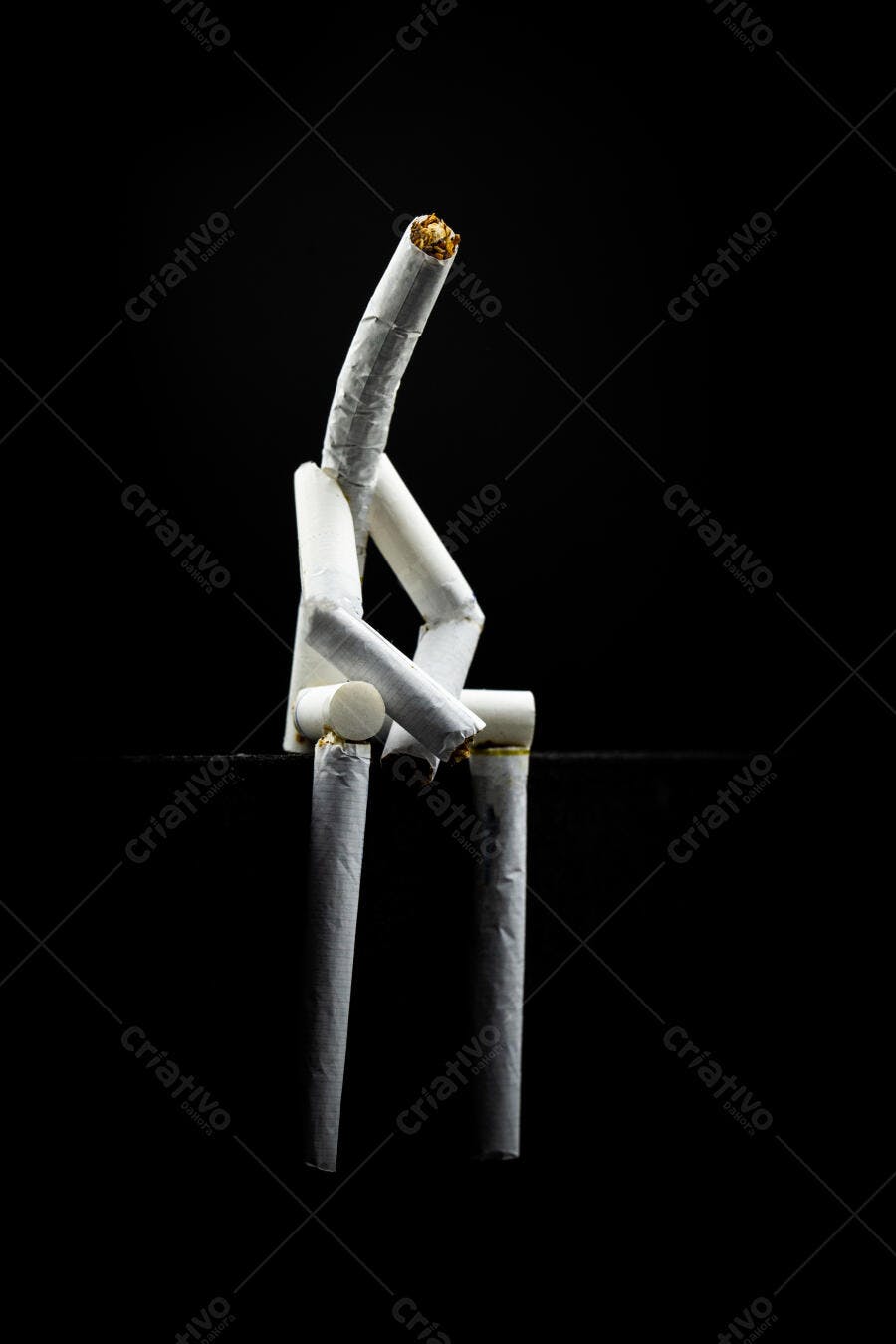 Figura humana de cigarros brancos sentada em pose pensativa