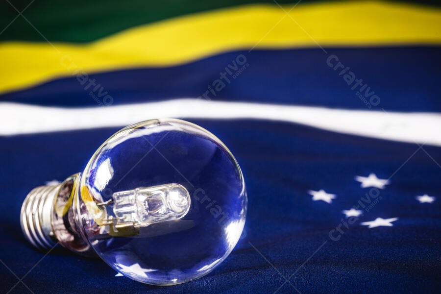 Lâmpada de luz clara sobre bandeira do Brasil azul amarela verde