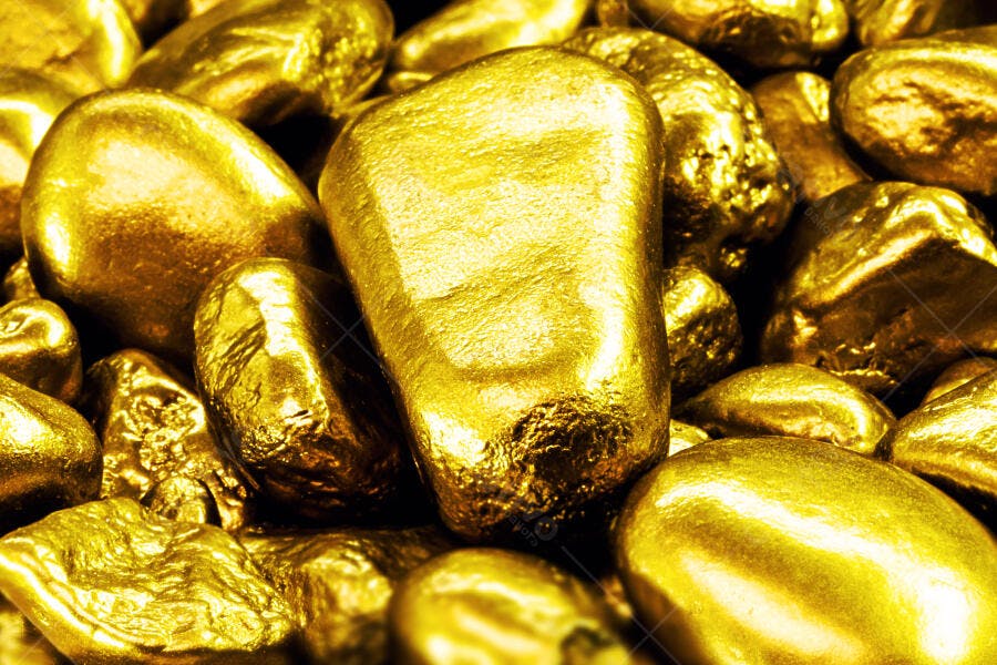 Pepitas de ouro brilhantes com textura irregular e reflexos dourados