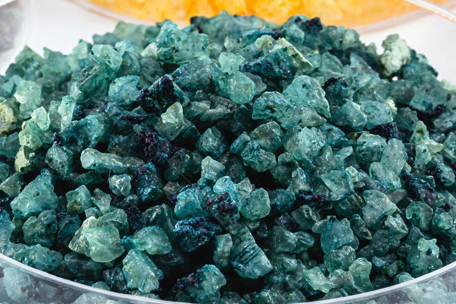 Minerais azuis esverdeados em pedaços pequenos e irregulares close-up