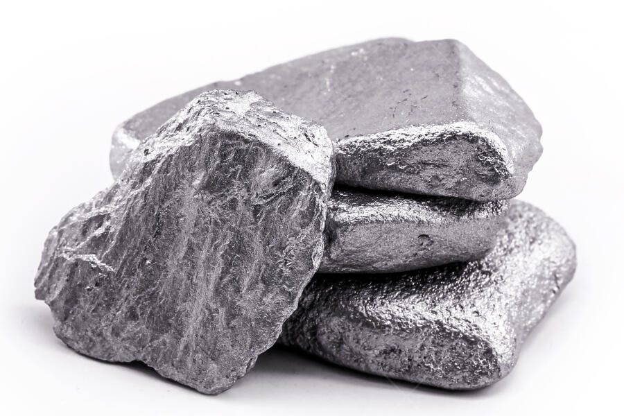Minério de metal prata cinza brilhante em fundo branco