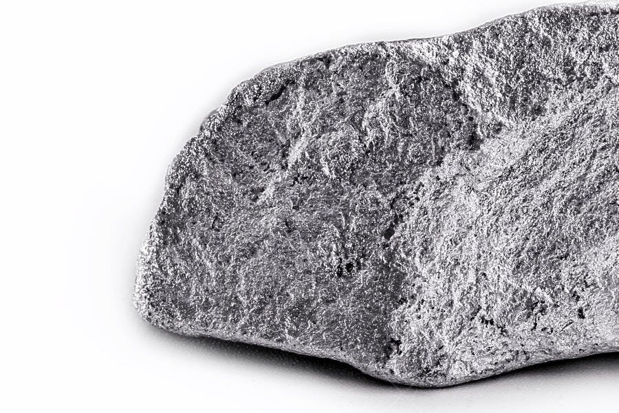 Metal de minério cinza prateado com textura bruta em close up