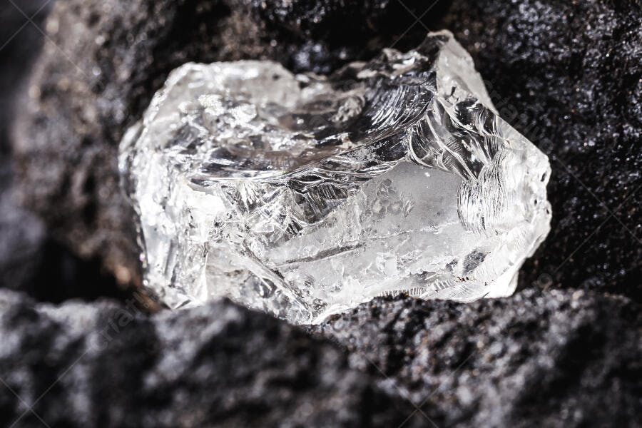 Cristal transparente bruto em rocha vulcânica escura mineral natural