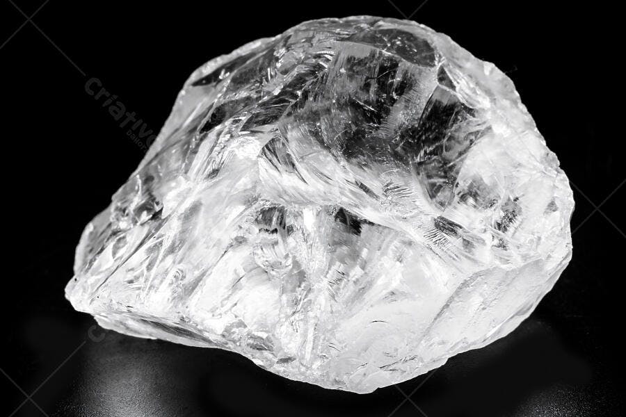 Cristal bruto transparente com muitas facetas em fundo preto minimalista