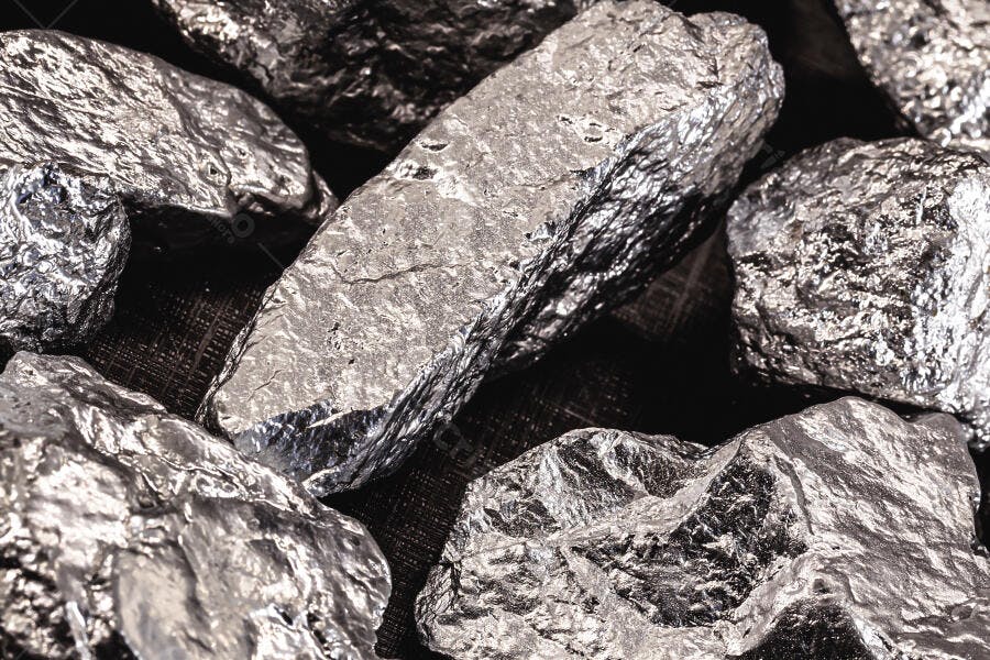 Minério de metal bruto prateado em close-up indústria e recursos naturais