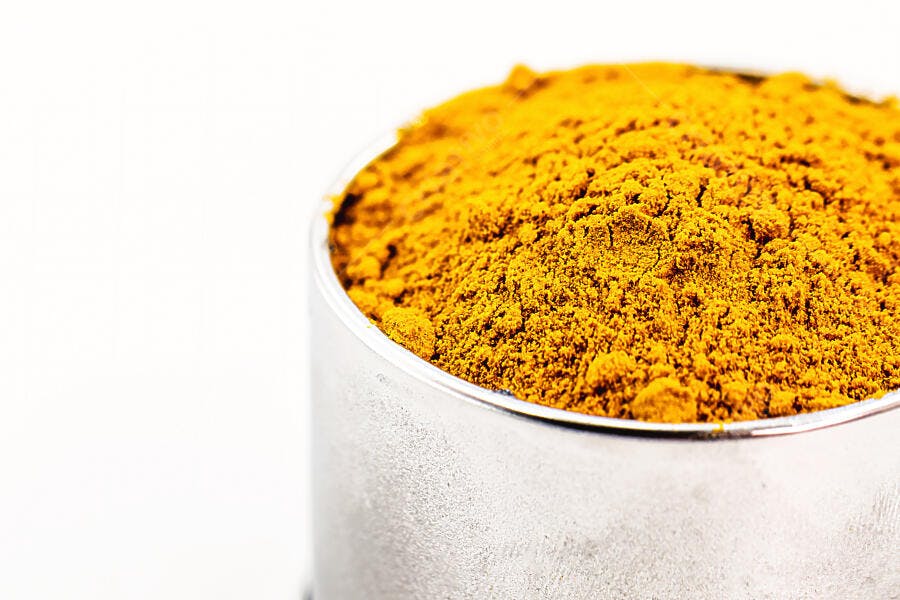 Açafrão da terra em pó vibrante em recipiente metálico
description[Imagem macro e vibrante de açafrão da terra (curcuma) em pó com cor amarela intensa, preenchendo um recipiente metálico prateado. O fundo branco puro realça a textura granulada e a riqueza da especiaria, com foco em culinária e saúde.
tags[açafrão, cúrcuma, tempero, especiaria, pó, condimento, amarelo, dourado, laranja, vibrante, branco, prateado, estúdio, fundo branco, closeup, macro, natural, culinária, saudável, fresco, orgânico, ingrediente, comida, minimalista, receita