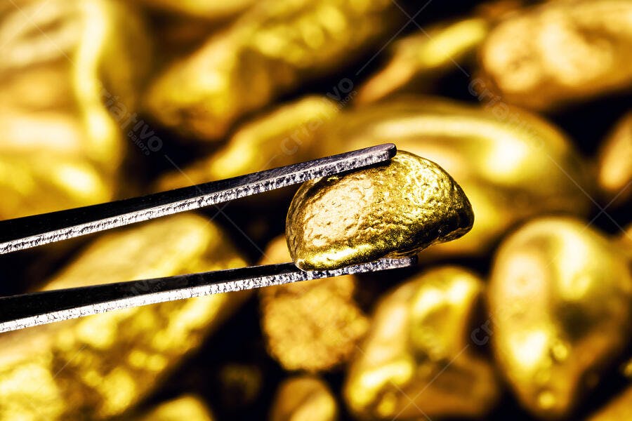 Pepita de ouro em pinça metálica com fundo de brilho dourado