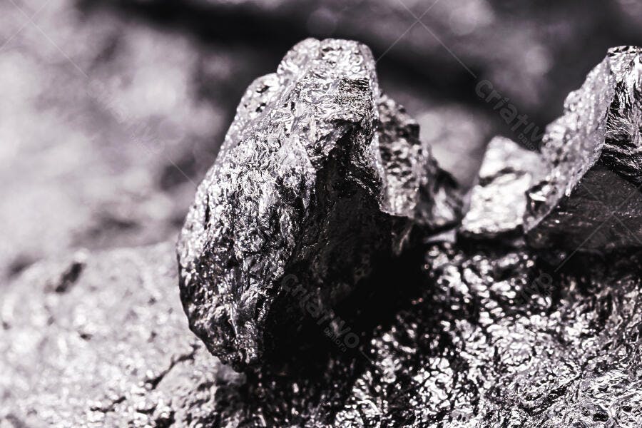 Carvão mineral bruto em close-up textura escura e brilhante